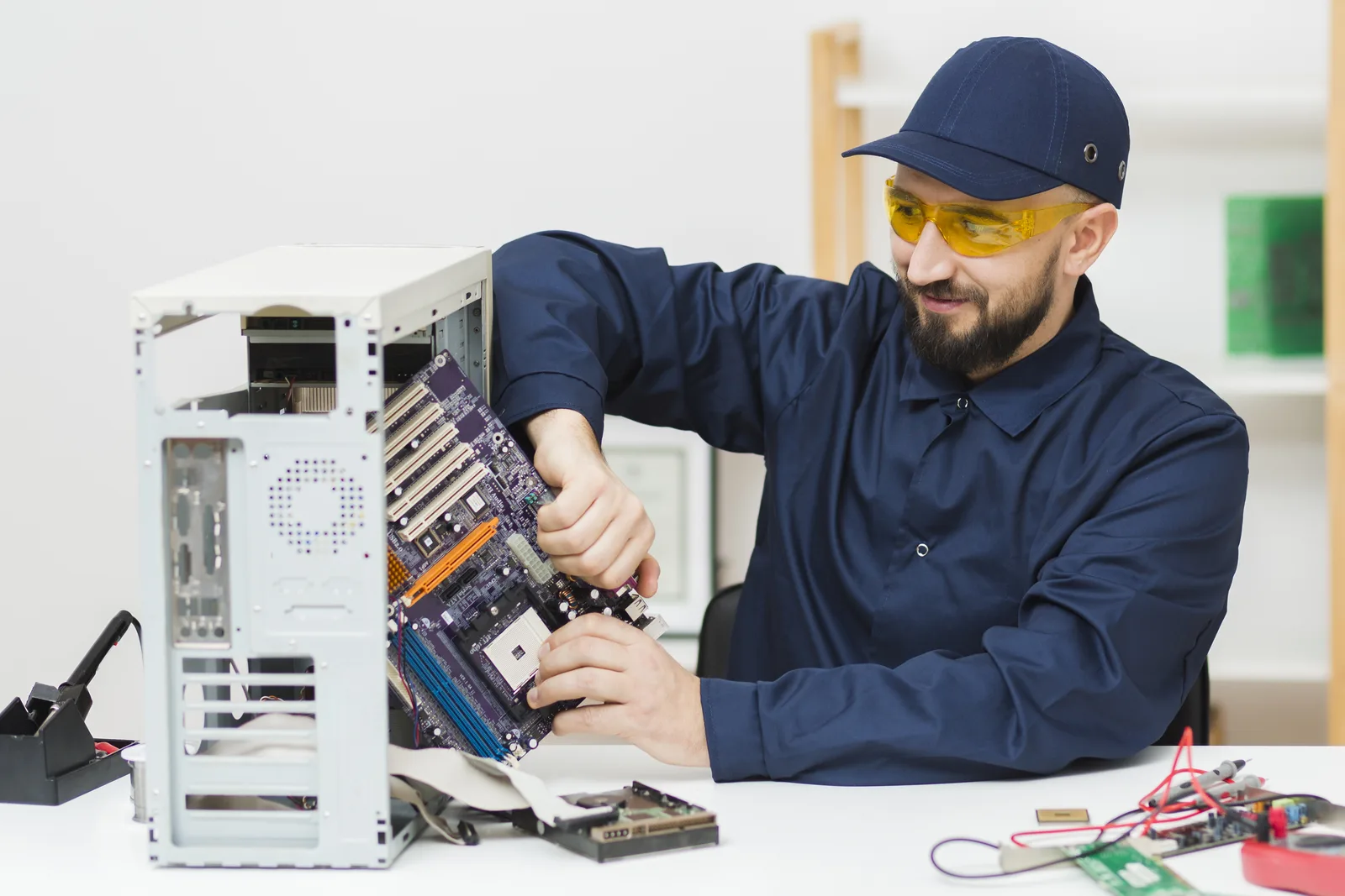 Técnico instalando una tarjeta madre en una computadora de escritorio