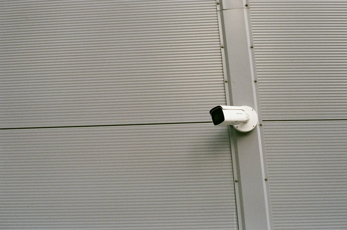 Cámara de videovigilancia instalada en un muro