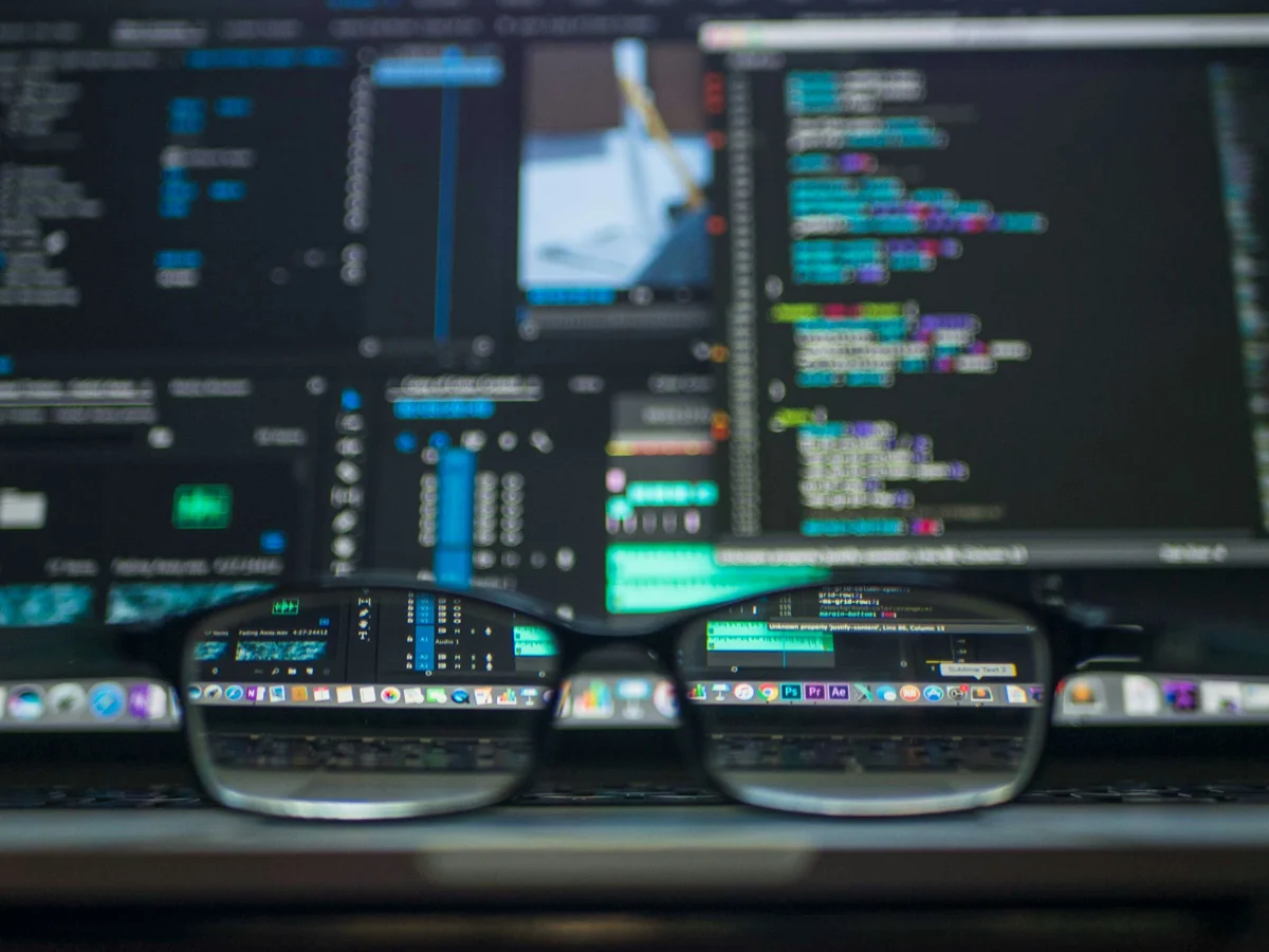 Pantallas con código de desarrollo web
