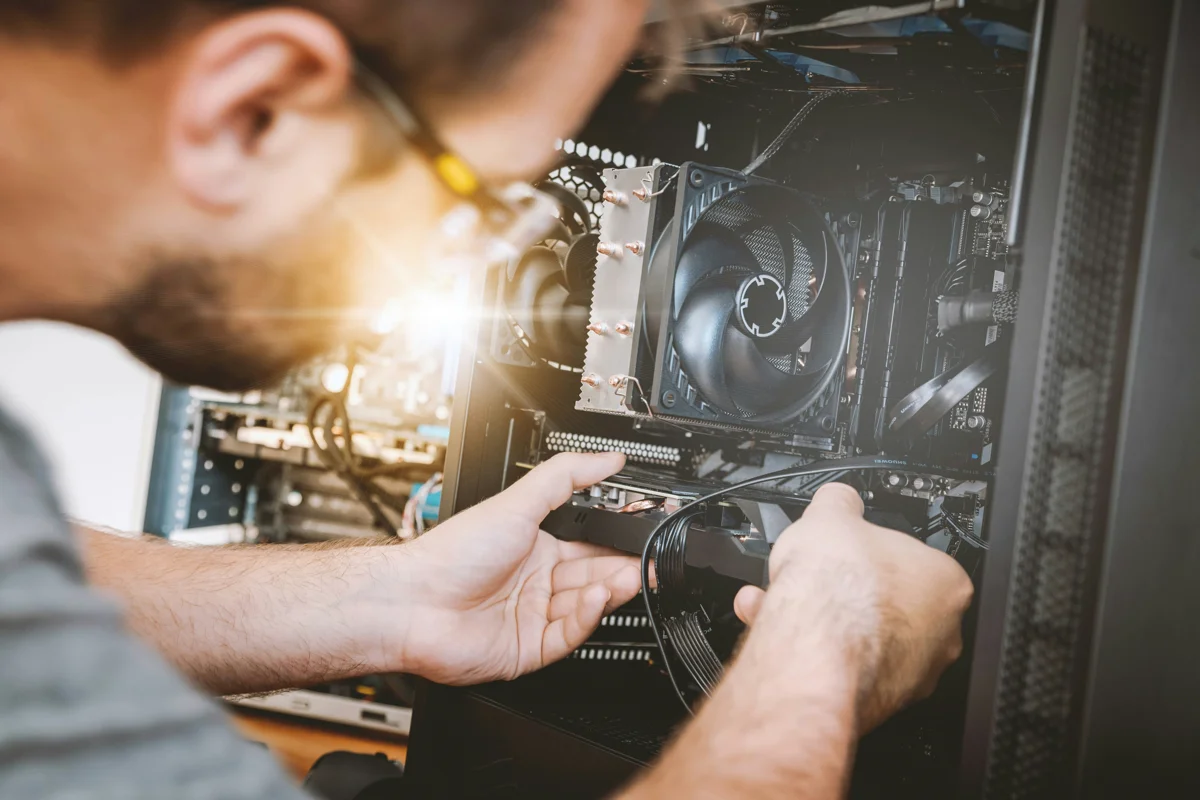Técnico trabajando en el interior de una computadora