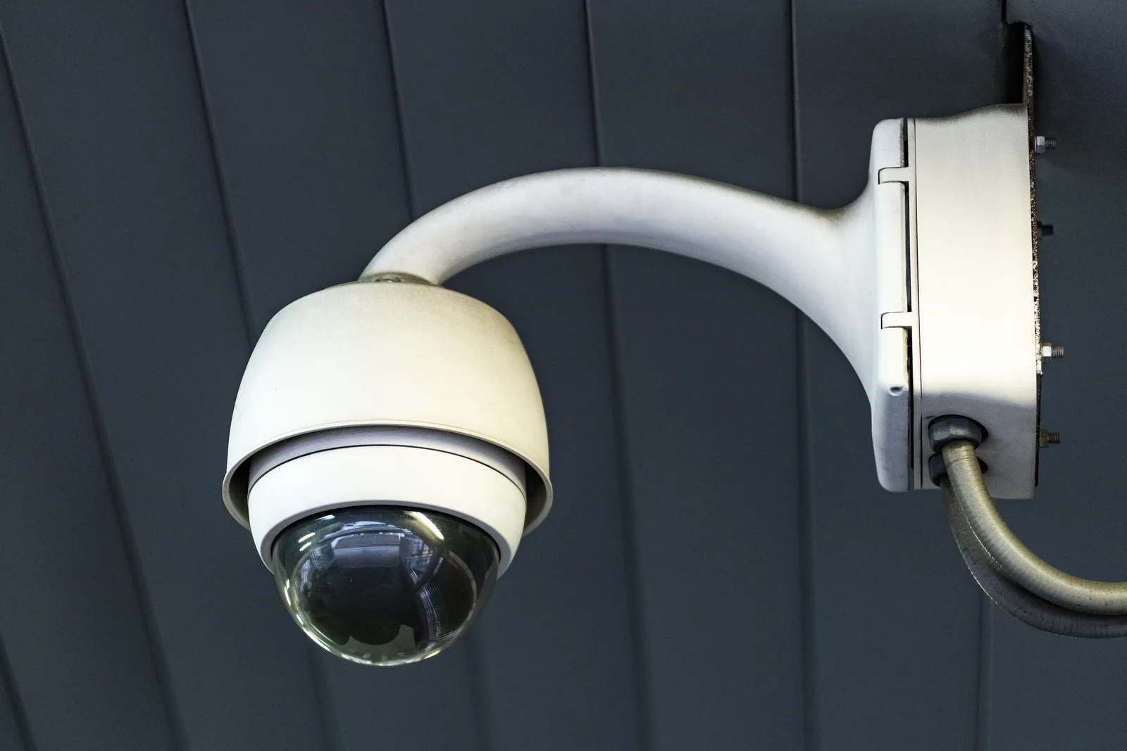 Cámara domo de videovigilancia instalada en el techo