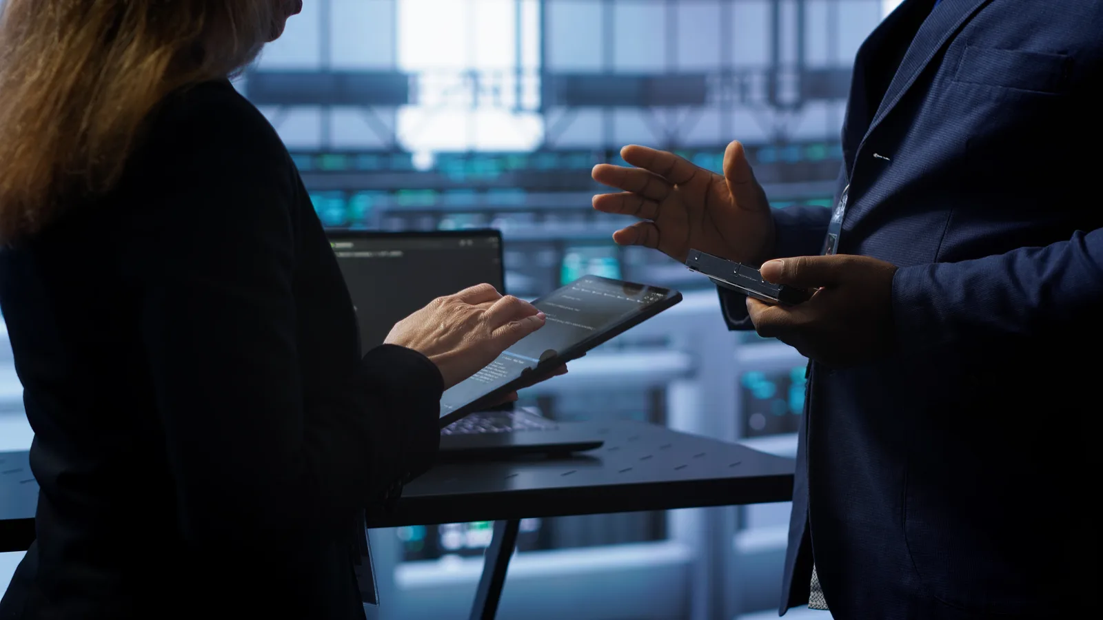 Especialistas revisando información tecnológica en un centro de datos