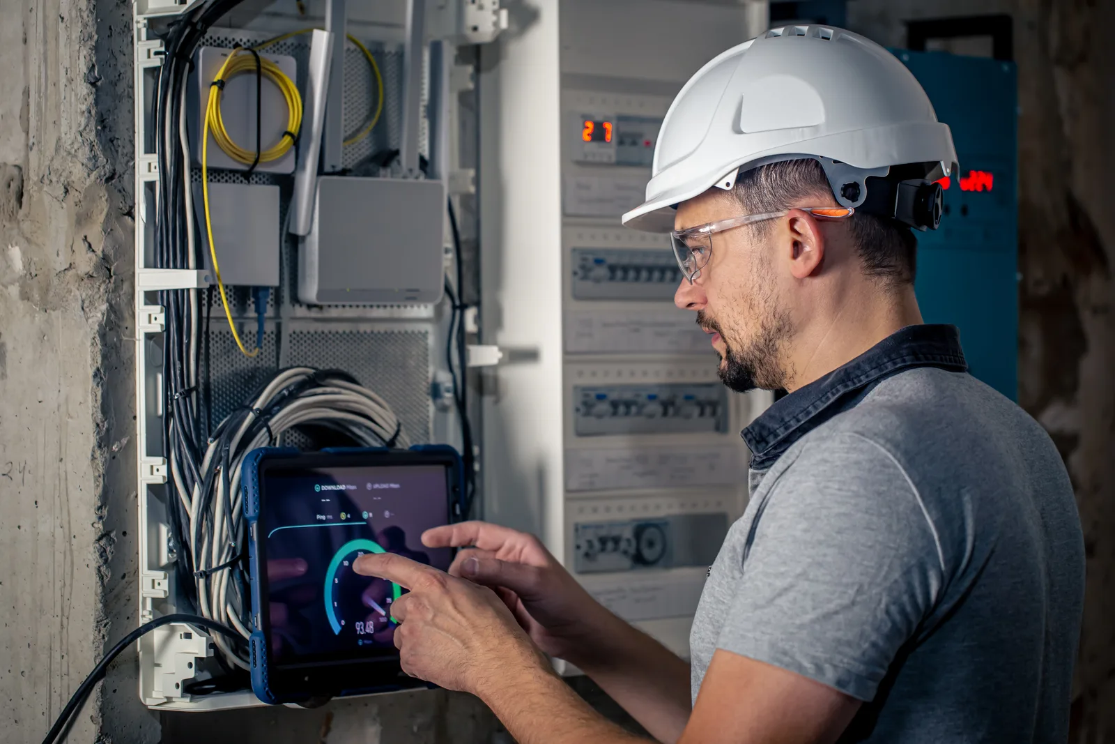 Técnico revisando una instalación de red con una tableta