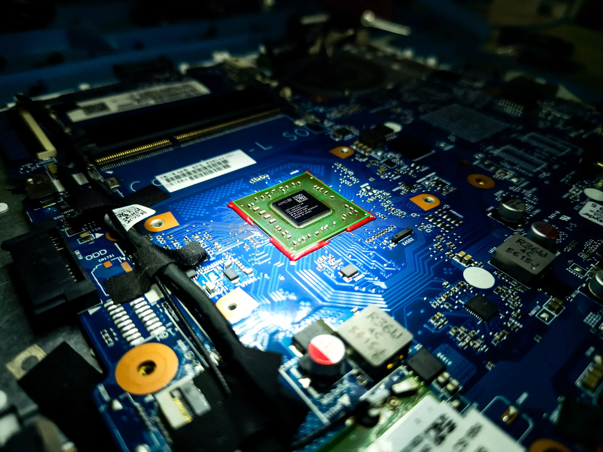 Detalle de la tarjeta madre y el procesador de una computadora durante una revisión técnica